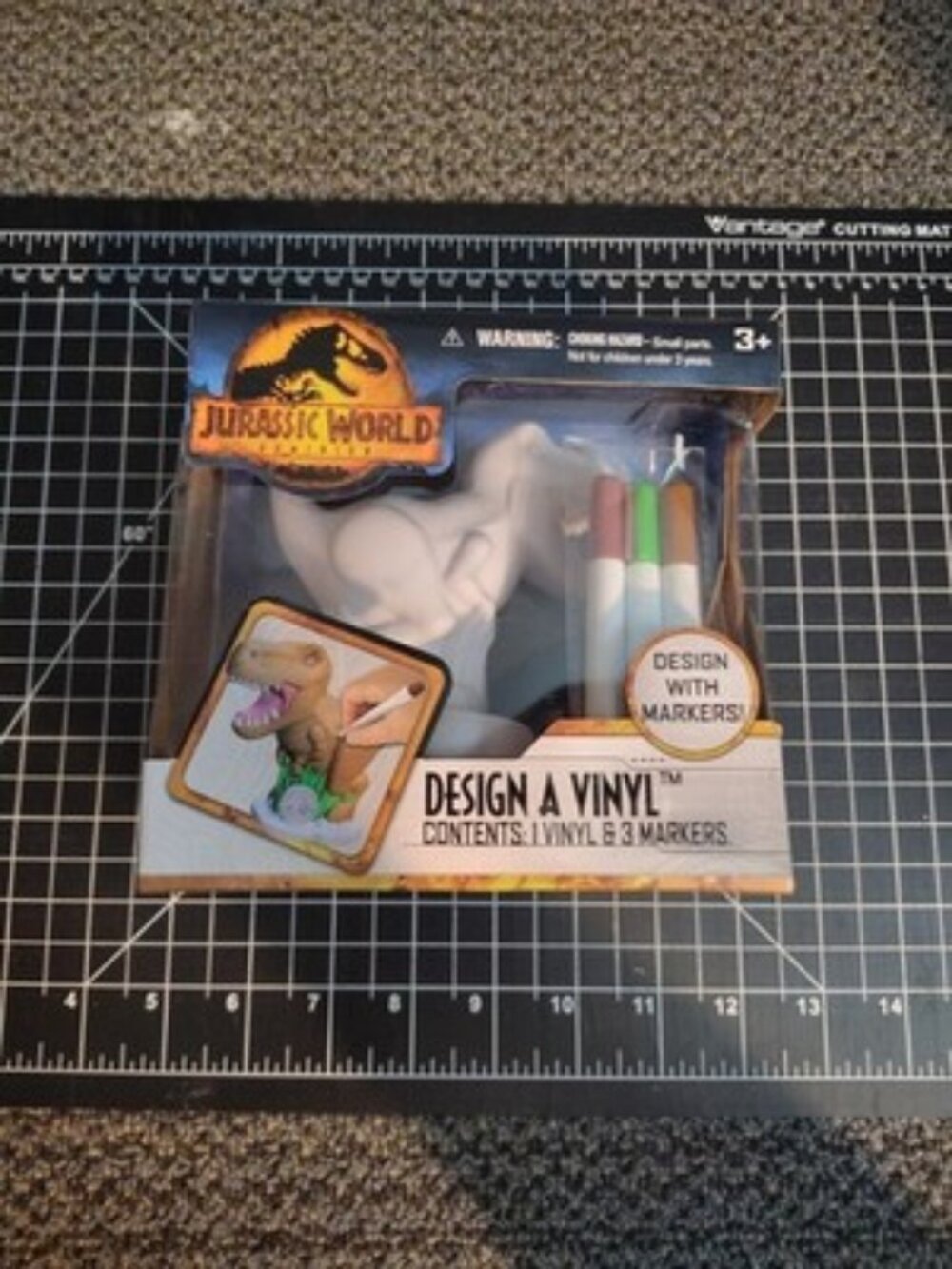 Jurassic World Dominion Design a Vinyl Paint Dinosaur Figure 2022